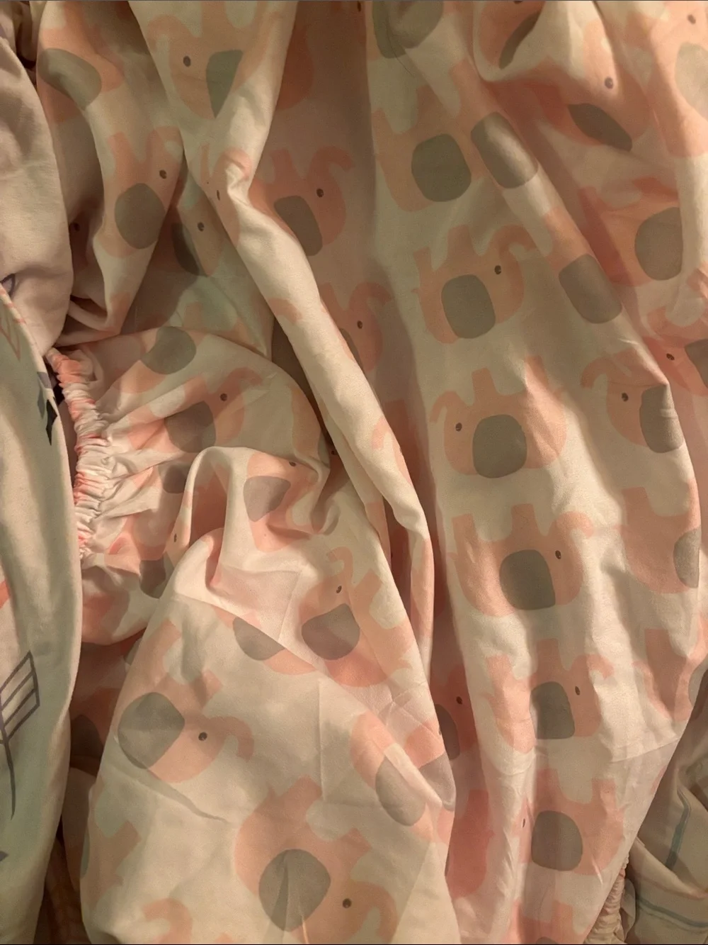 4 diff patterned baby girl crib & pac n play fitted sheets- never used , 2 hats